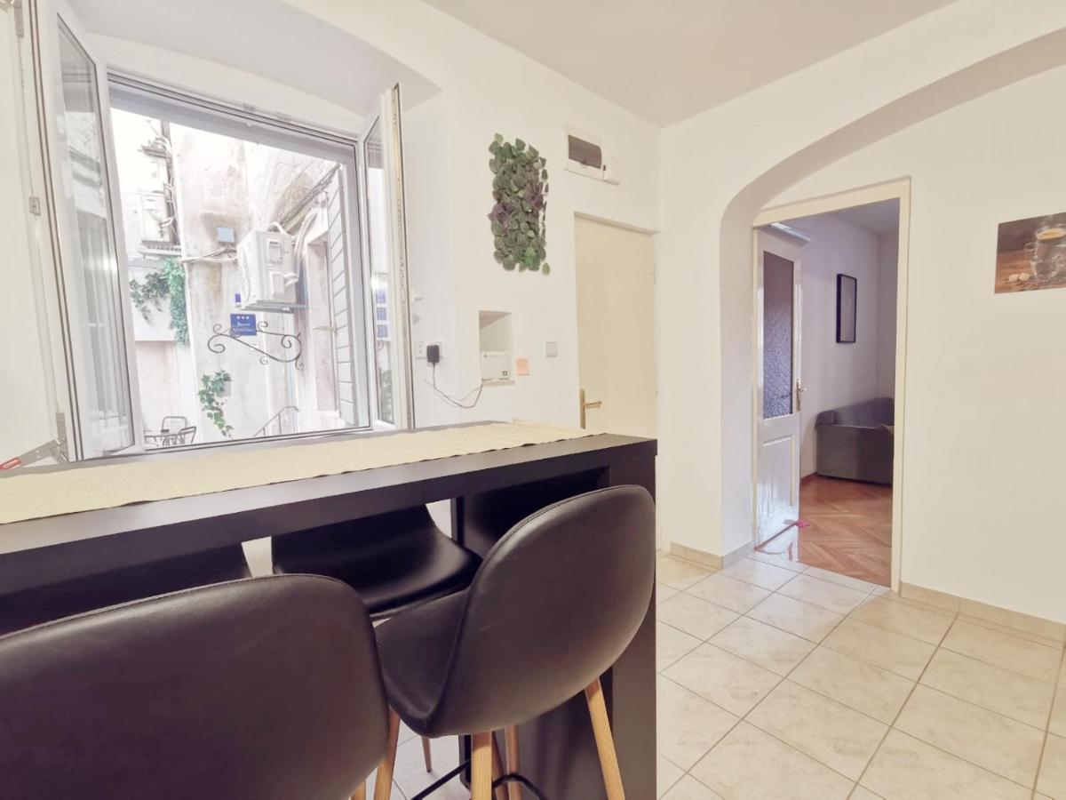 One Bedroom Apartment In The Old Town Split Bagian luar foto